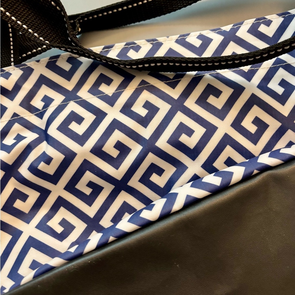 NWT Scout Weekender and Cosmetic Bag Set - Picture 8 of 11